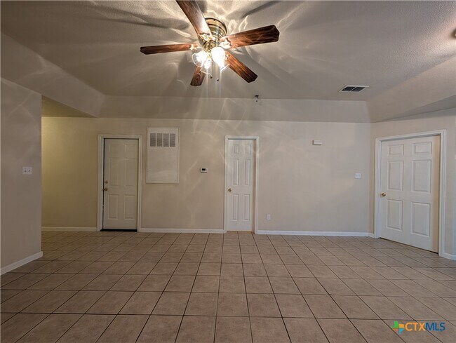 Building Photo - 956 Misty Acres Dr