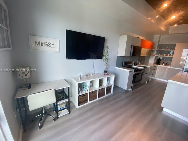 Building Photo - 10 SW South River Dr