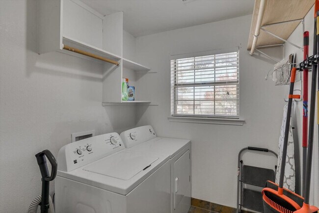 Building Photo - 516 Maywood Ln