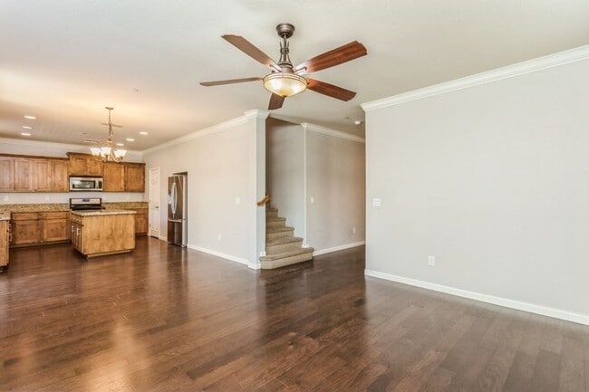 Building Photo - Gorgeous Roseville Home in Gated Community!