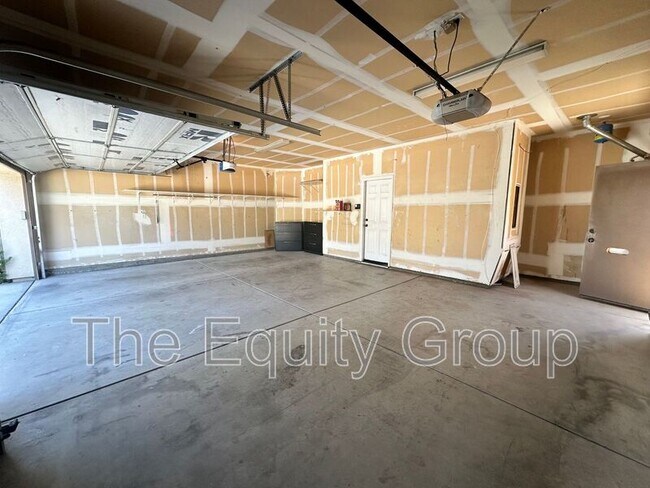 Building Photo - 1832 N Vickie St