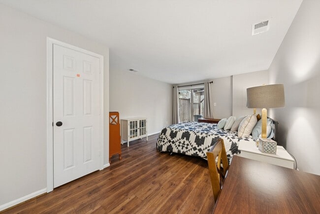 Building Photo - Welcome home to this beautifully updated end-unit townhome in the heart of Kingstowne — one of No...