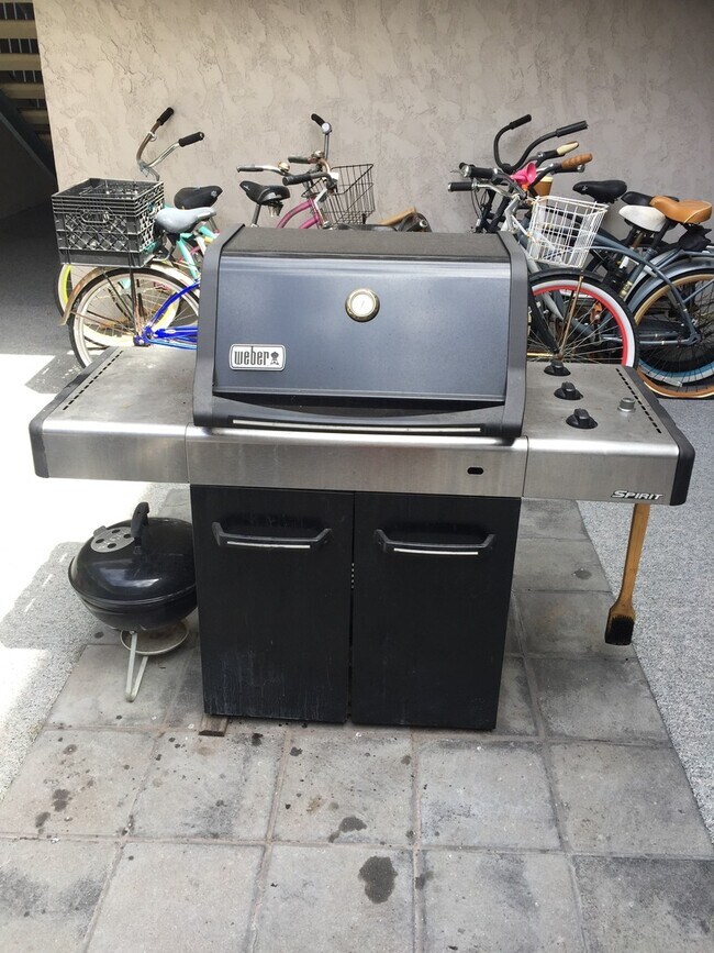 Building Photo - Location is Everything!  2 Minute Walk to the Sand of Mission Bay from Your Front Door!