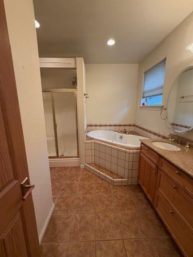 Building Photo - Beautiful 3 Bedroom and 2 Bathroom Home in East Sac $2,795.00 per month