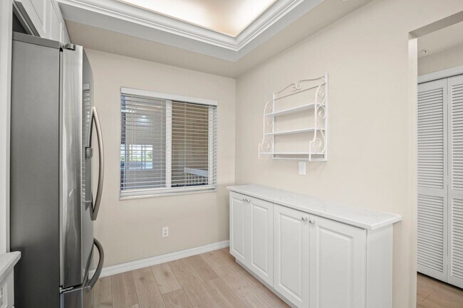 Building Photo - Stunning 2 beds 2 baths condo with lake vi...