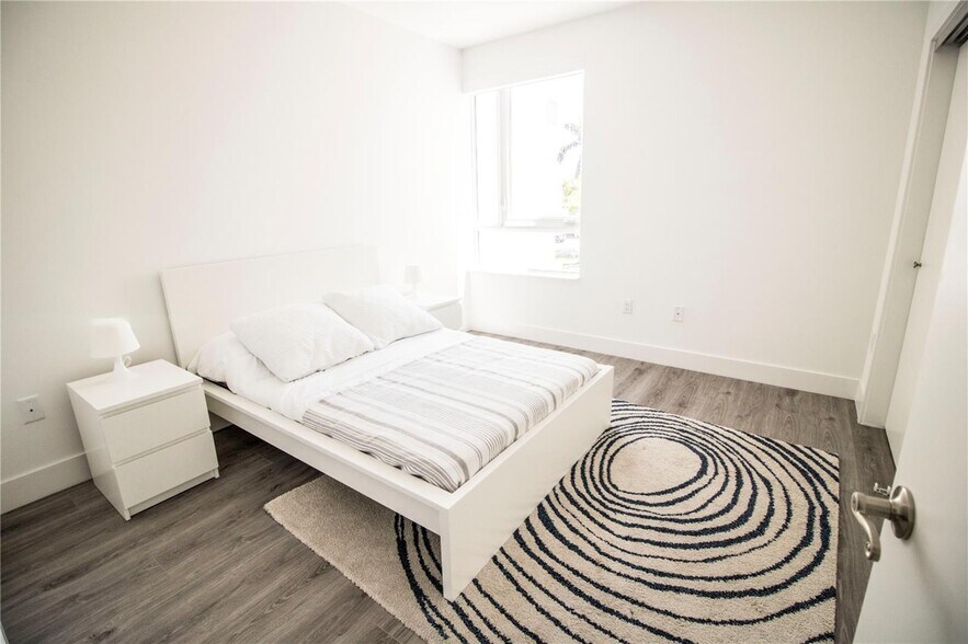 Building Photo - 2465 NE 135th St