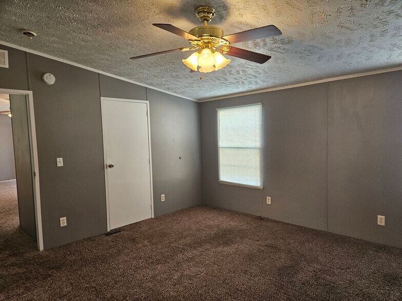 Building Photo - 45 Lynnwood Cir