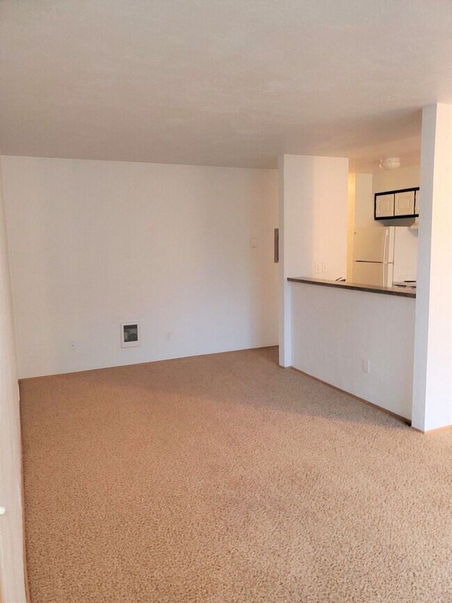 Building Photo - One Bedroom, One Bath - Special $1250.00 and Second Month Free!