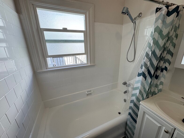 Building Photo - 4915 San Vicente Blvd