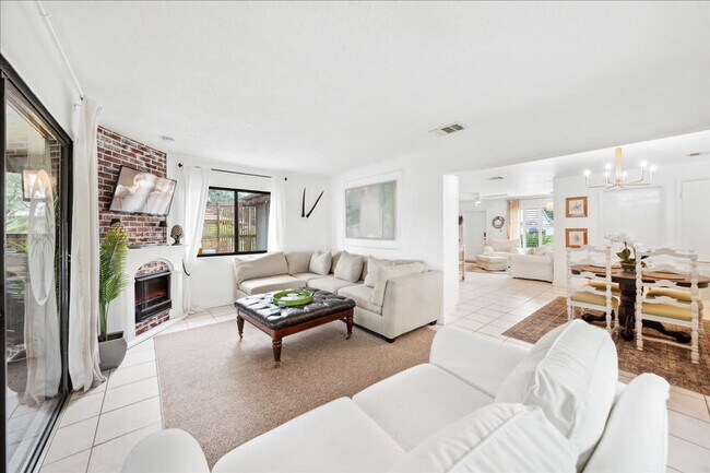 Building Photo - 171 Salmon Dr NE