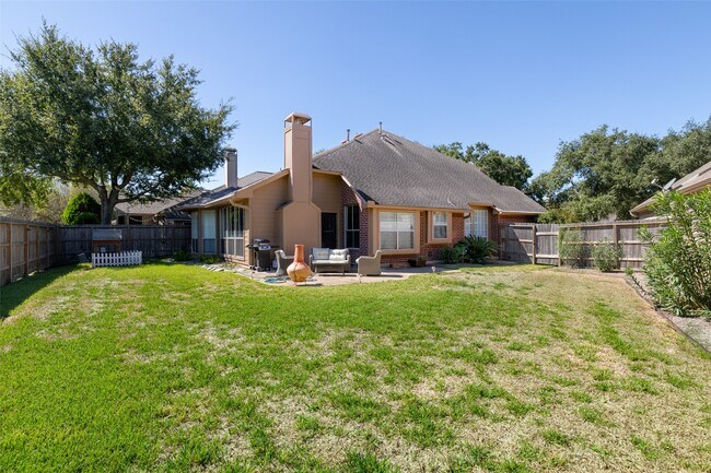 Building Photo - 723 Avery Dr