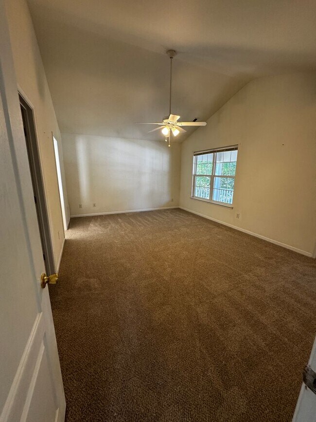 Building Photo - BEAUTIFUL OPEN FLOOR PLAN