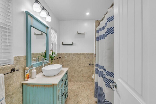 Building Photo - 530 NE 17th St