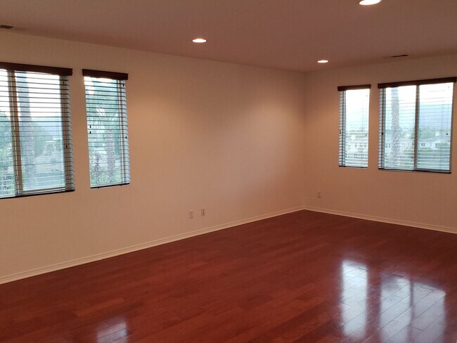 Building Photo - Upgraded 5 Bedroom Home with Spectacular Views