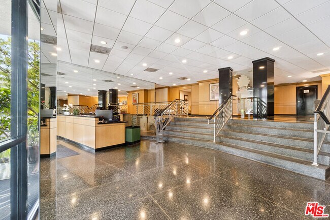 Building Photo - 100 S Doheny Dr