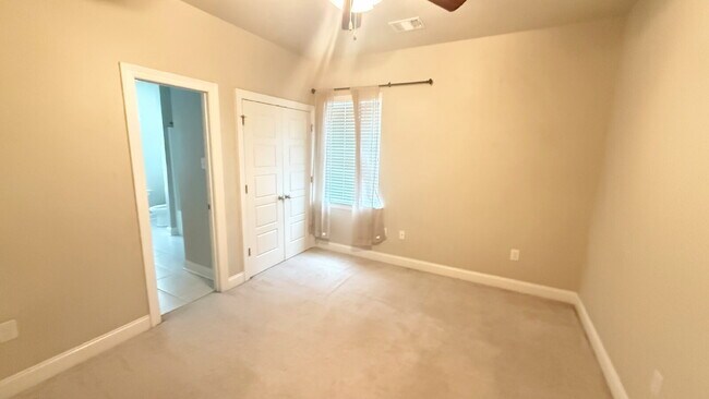 Building Photo - "Charming 3-Bed Townhouse Retreat with 2.5...