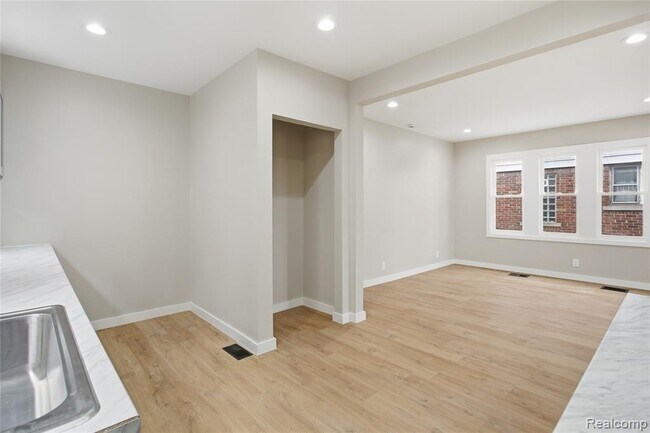 Building Photo - 14617-14617 Winthrop St