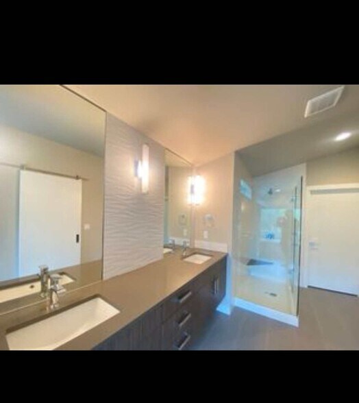 Building Photo - 1613 N 167th St