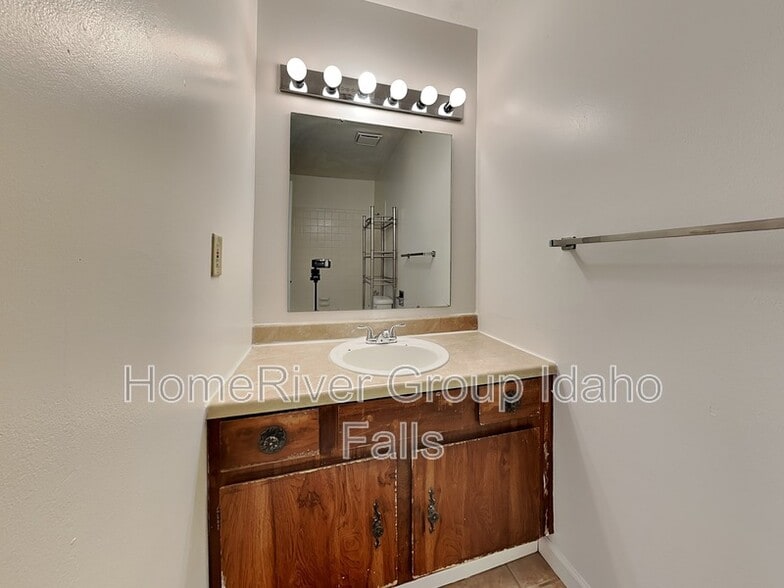 Building Photo - 380 Ladino Dr