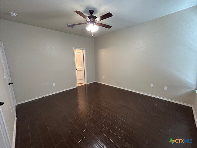 Building Photo - 692 Creekside Cir