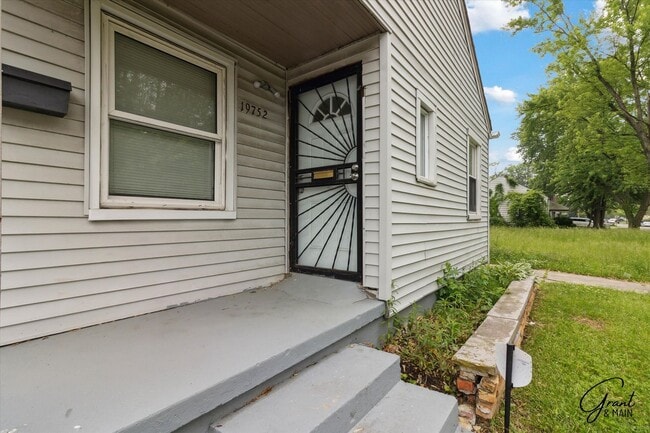 Building Photo - $1350 5 bedroom 2 bath