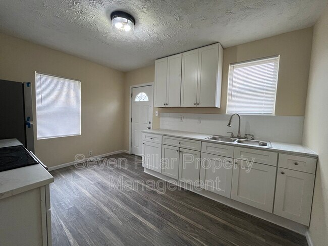 Building Photo - 1042 E 16th Ave