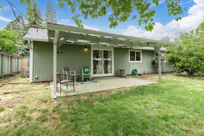 Building Photo - Three bed, Two bath home | Available Novem...