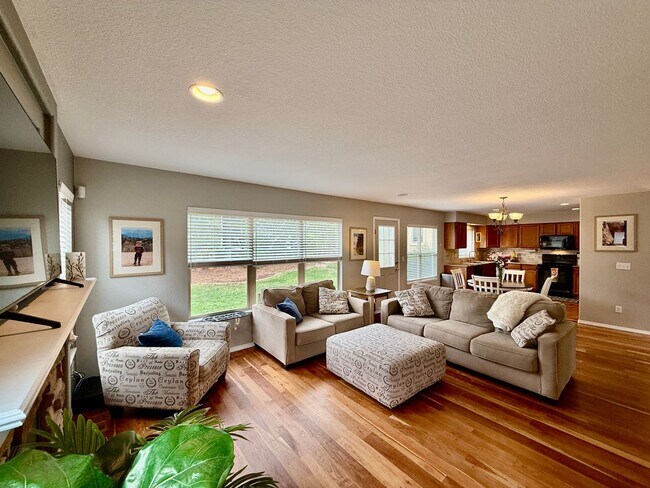Building Photo - Stunning 4-Bedroom Home with Loft and Fini...