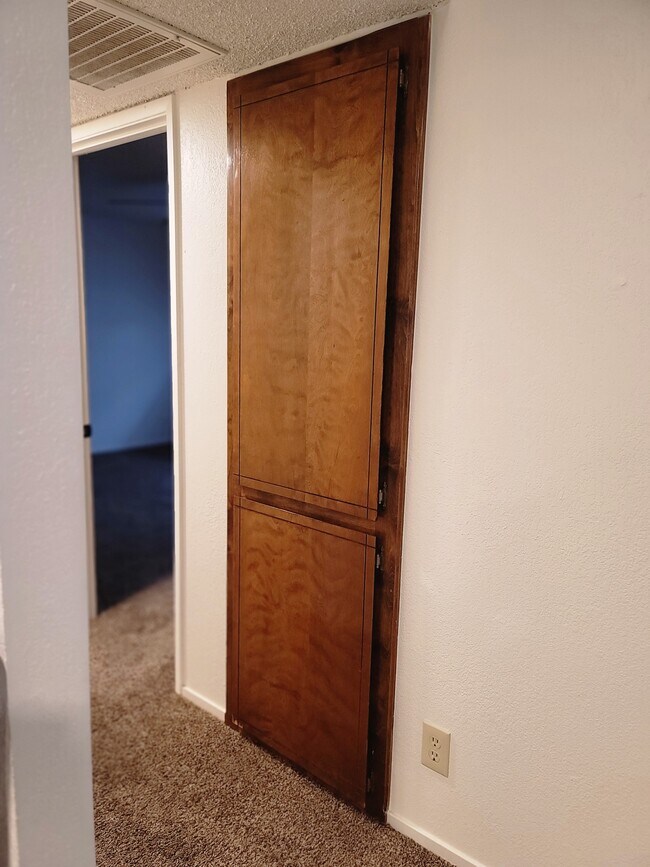 Building Photo - 930 N Indiana St