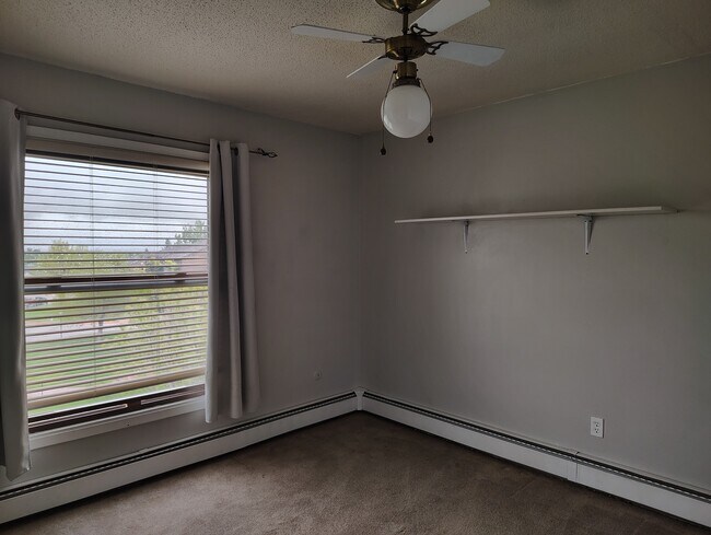 View of 2nd bedroom from doorway - 4500 S Poplar St