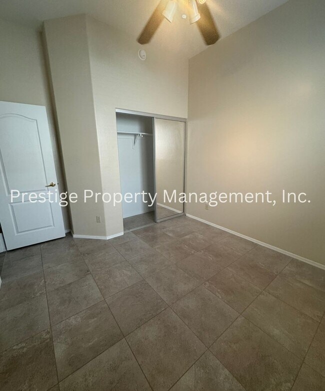 Building Photo - Stunning East Side 3-bedroom 2-bathroom Ho...