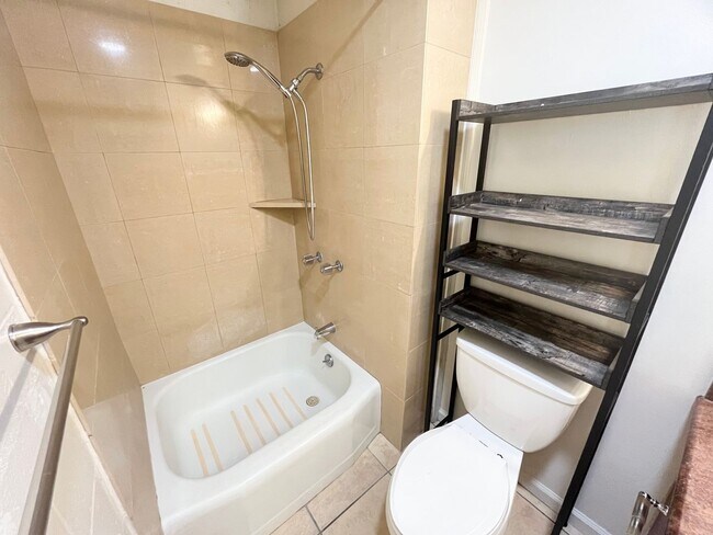 Building Photo - 2 Bed 1 Bath Basement Unit of Duplex House in Kalihi-Palama available now!