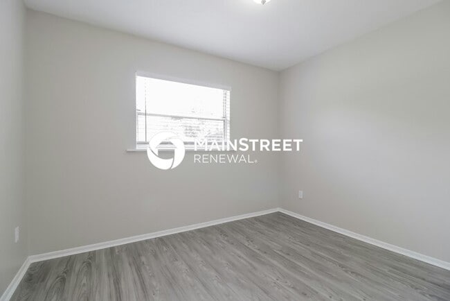 Building Photo - 4 Bedroom Pet-Friendly Home in Apopka, FL with Main Street Renewal
