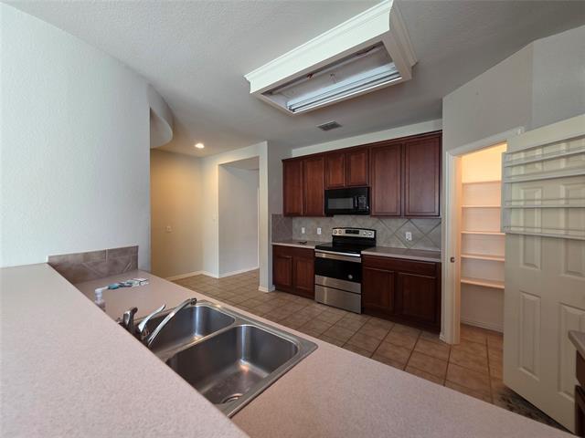 Building Photo - 6000 Mariposa Dr