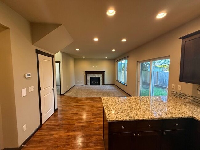 Building Photo - 713 Park Ln