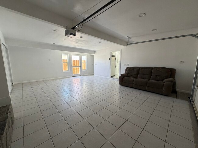 Building Photo - 12811 Catalpa Ave
