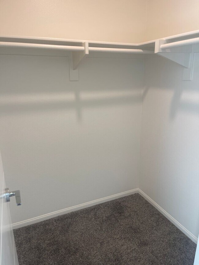 Building Photo - Spacious 4 Bedroom, 3.5 Bathroom Townhome