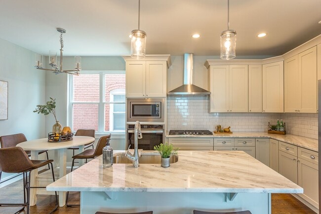 Building Photo - 4 bedroom home close to UTC!
