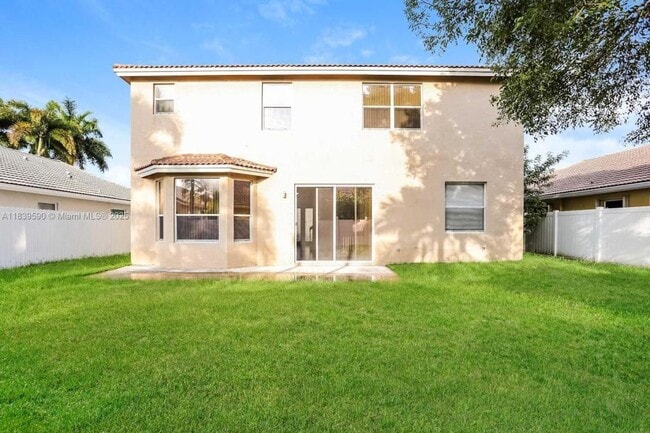 Building Photo - 1560 SW 194th Ave