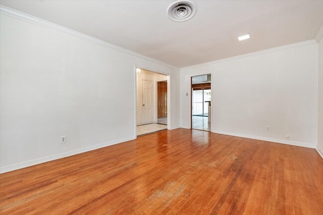 Building Photo - 7119 Bellaire Blvd