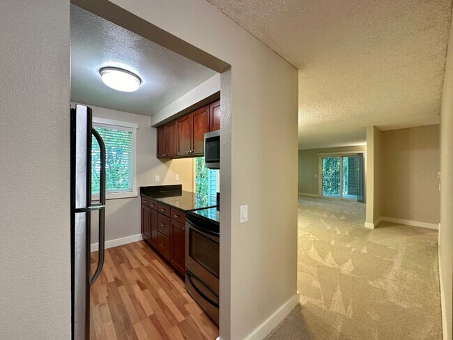Building Photo - 2Bd/2Ba Bellevue Condo