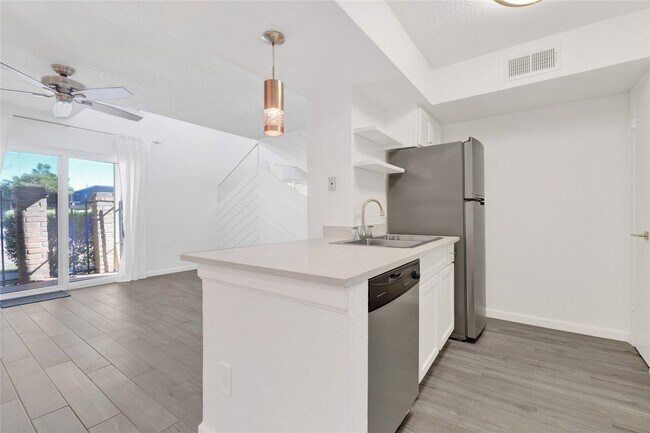 Building Photo - 2800 Jeanetta St