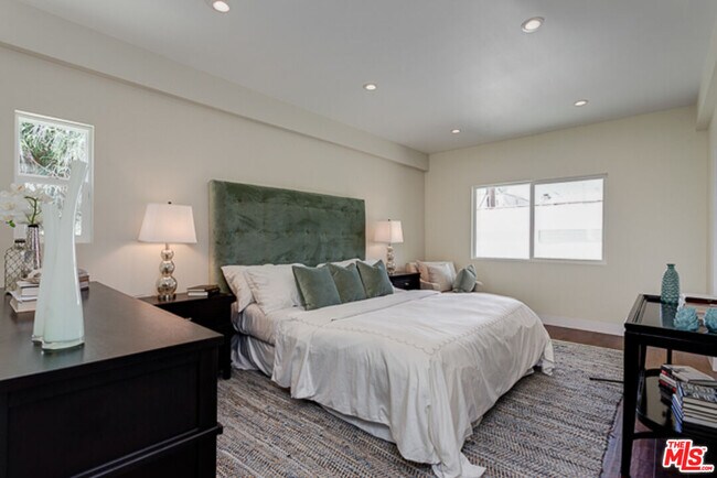 Building Photo - 831 S Curson Ave