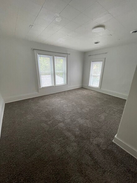 Building Photo - 219 N Davison St