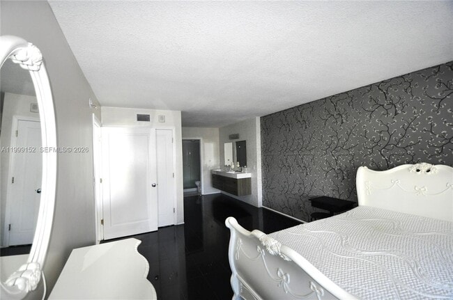 Building Photo - 2030 S Ocean Dr