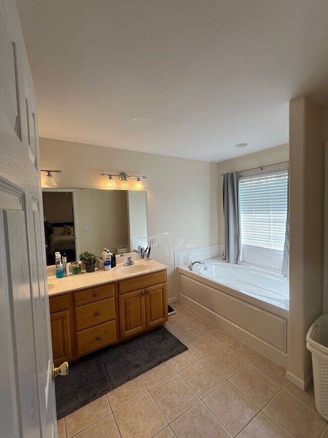Building Photo - Available in August!! 3 Bedroom / 2 Bathro...