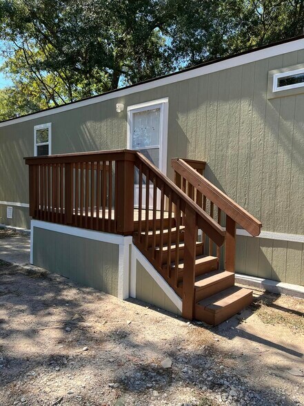 Building Photo - 118 E Semands St