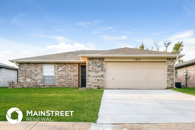 Building Photo - 1601 Chapman Dr