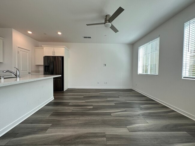 Building Photo - Gorgeous 3 Bedroom 2.5 Bathrooms