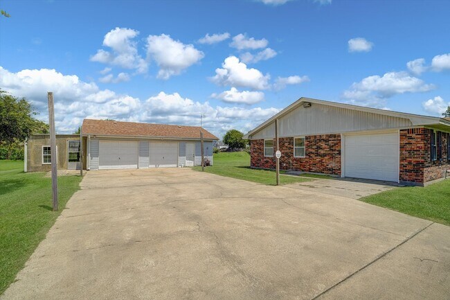 Building Photo - 827 Pickney Ave
